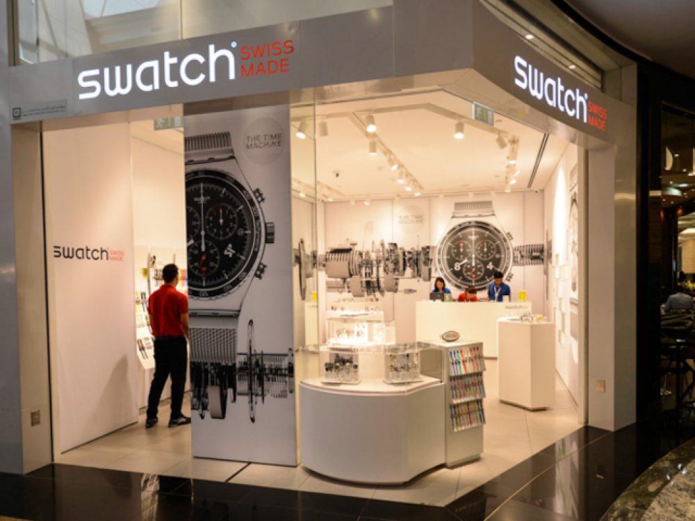Магазин часов swatch. Swatch Дубай Молл. Swatch магазин. Swatch Москва сервисный центр. Стенд свотч.